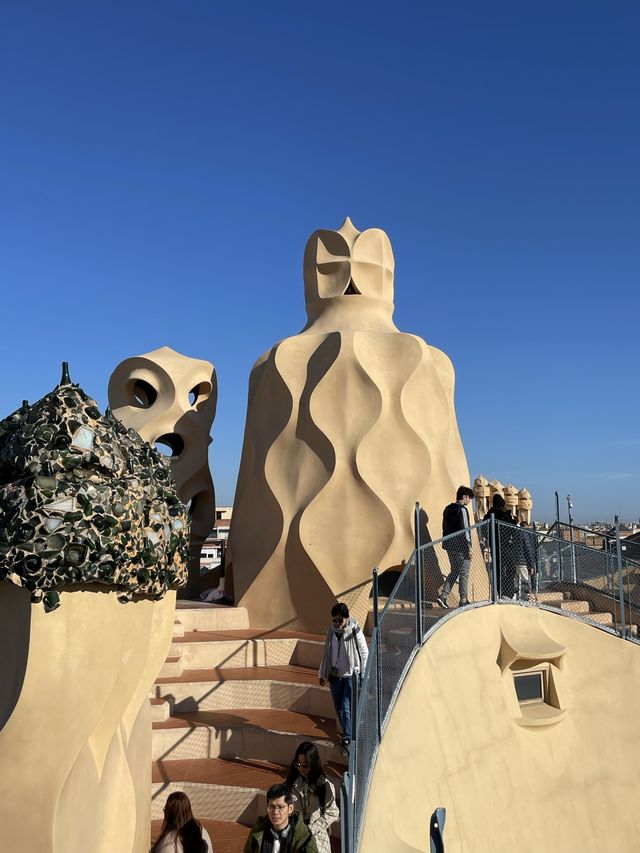 The otherworldly Casa Mila, Barcelona! 👽🌻