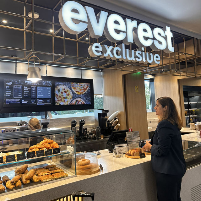 Grab a freshly baked bite here! 🇬🇷
