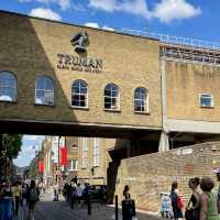 London🇬🇧Shoreditch & Its Canvas of Graffiti: London's Urban Art Gallery! 🏙️✨
