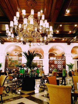 그랜드 데임: 마닐라 호텔에서 만나는 봄날의 우아함.