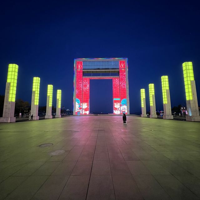 웨이하이(威海)의 랜드마크, 행복문(幸福门)의 야경