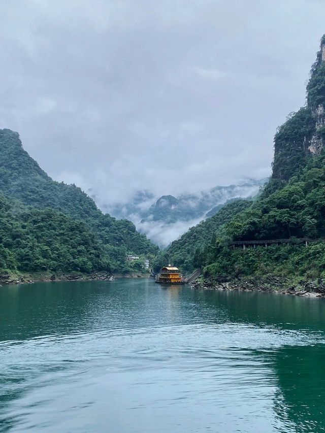 清江畫廊，一幅美麗的山水風景圖