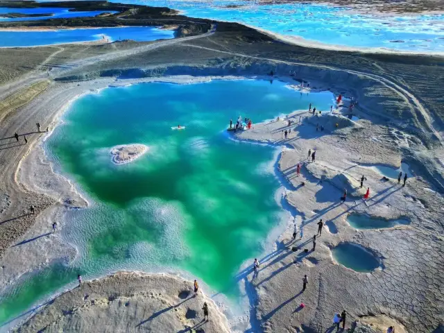 จังหวัดชิงไฮทางตะวันตกของชาวมองโกลและชาวทิเบต】 ทะเลสาบมรกต, สีของน้ำในทะเลสาบสวยงามเหมือนมรกต, เป็นอัญมณีสีเขียวที่ธรรมชาติได้รับจากสวรรค์!
