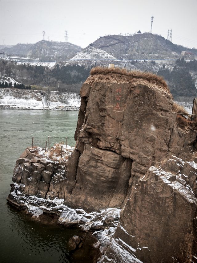 一夜雪後，濃霧中的三門峽大壩