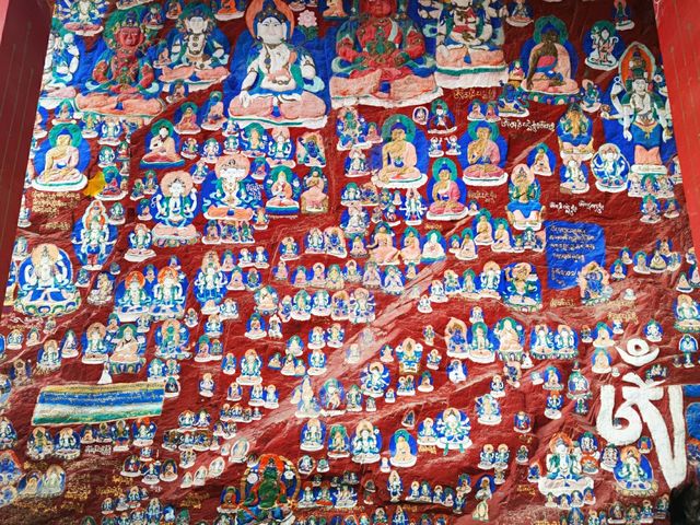 西藏｜一面巨型崖壁，歷代藏族雕刻家的佛像精品