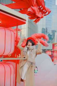 太震撼了徐家匯驚現中國紅的二龍戲珠