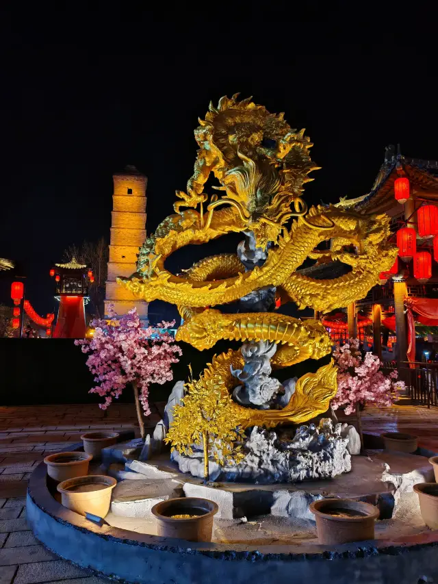 The ancient city of Luoyang lights up at night!