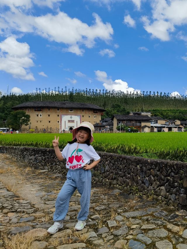 綠樹村邊合，青山郭外斜