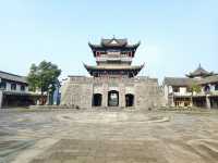 桃花源古鎮位於常德桃花源景區旁，吞沅江水色、納瀟湘靈秀、攬武陵風光