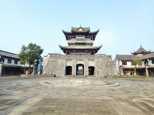 桃花源古鎮位於常德桃花源景區旁，吞沅江水色、納瀟湘靈秀、攬武陵風光