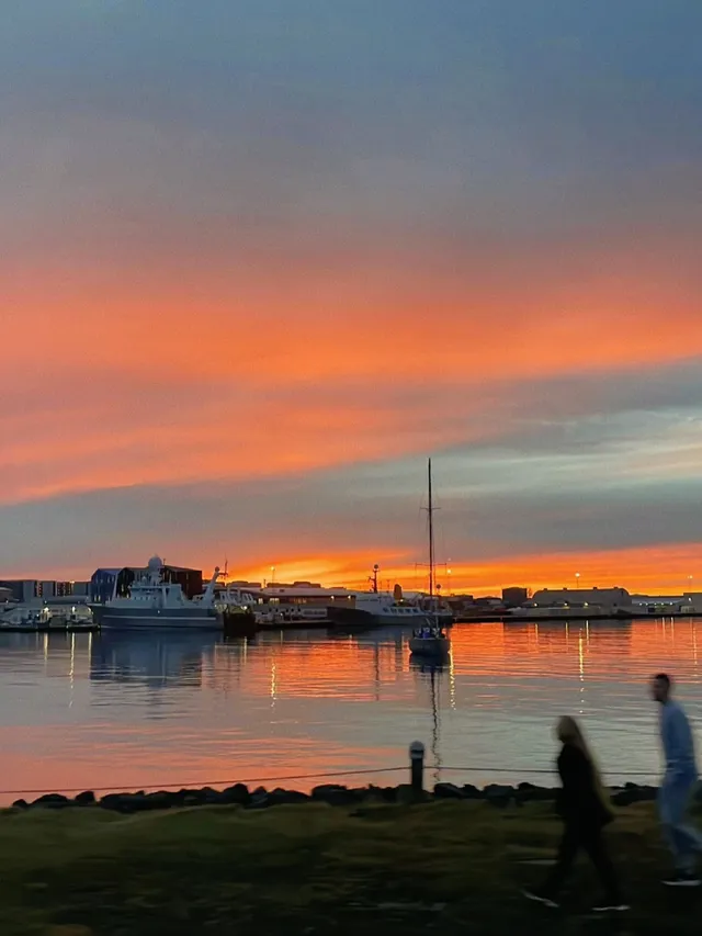 想和你一起去冰島，看世界的盡頭夕陽。