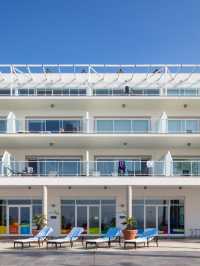 🌊🏨 Unwind in Portugal's Pristine Praia d'El Rey 🏌️‍♂️✨