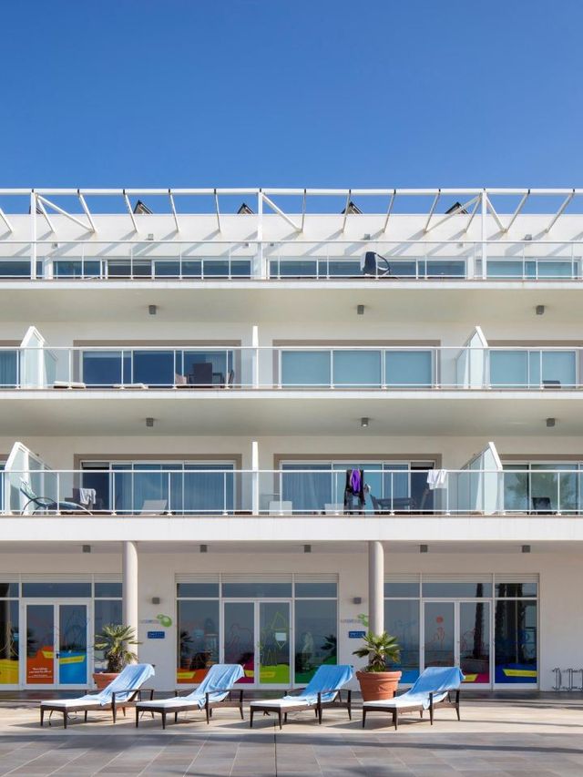 🌊🏨 Unwind in Portugal's Pristine Praia d'El Rey 🏌️‍♂️✨