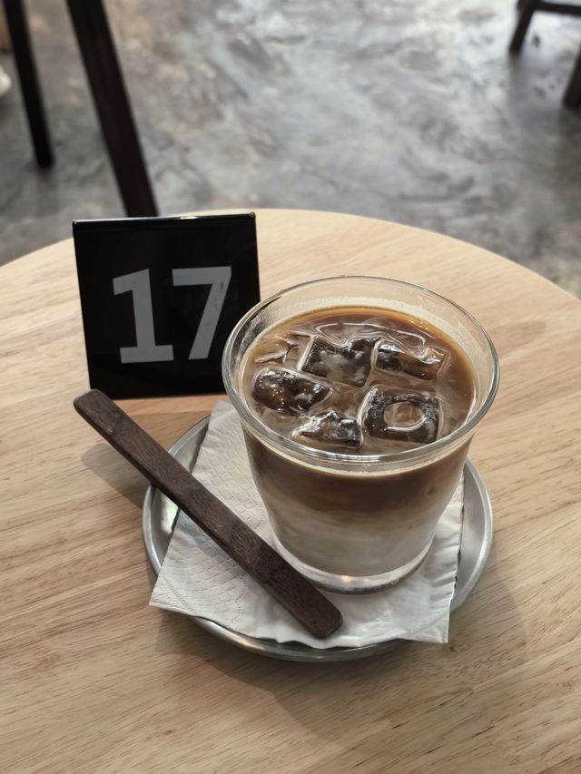 香港 | 山坡上的工業風咖啡店。