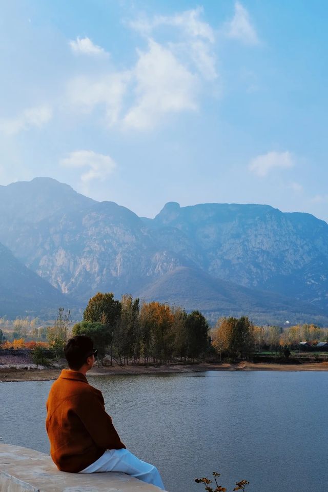 鄭州出發1h，秋色已濃的高山湖泊，美翻了。