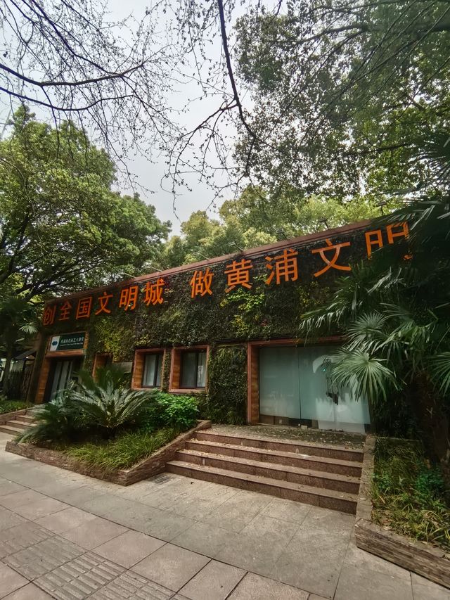 魔都最核心區域的五彩城市公園，中心湖碧波蕩漾。