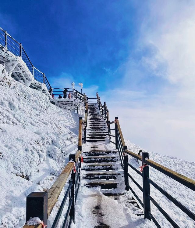 站在海拔 4,200 米的雪峰之巅，是一種什麼樣的體驗～