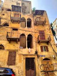 Beirut: A Walk Through History Amidst the Ruins 🏙️💔