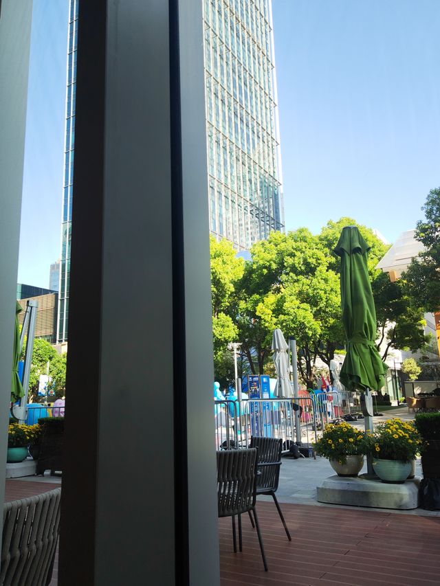 上海靜安香格里拉大酒店坐落於靜安商業核心區的靜安嘉里中心內，擁有508間客房。