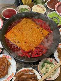嚟重慶第一餐。。。食洞子火鍋。。。