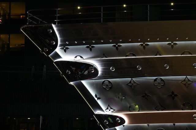 Global Exclusive! The Louis Vuitton (LV) "Giant Ship" Unveiled in Full Glory on Nanjing West Road