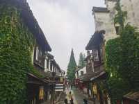 去周莊水鄉打開時光隧道，三天漫遊千年古鎮，每一幀都是水墨畫卷般的美  住宿Tips： 牆裂安利