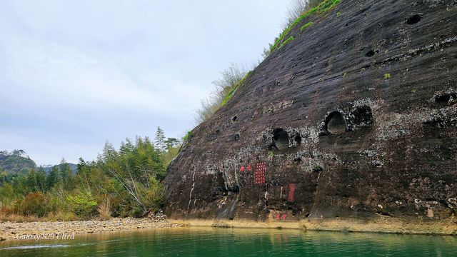 在武夷山竹筏上看盡九曲十八彎