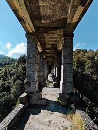 小坪山森澗凝清幽，瀑渠石橋映流光