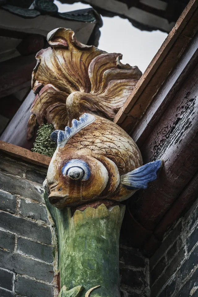 坐在祖廟的紅牆下，我拍到了佛山的魂。