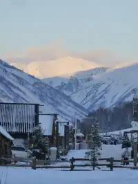 禾木的雪在發光|民宿把雪山鑲進了窗台