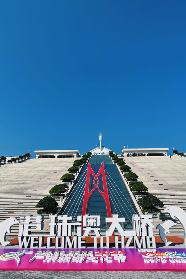 登港珠澳大橋上藍海豚島感受世紀工程 登港珠澳大橋上藍海豚島感受世紀工程