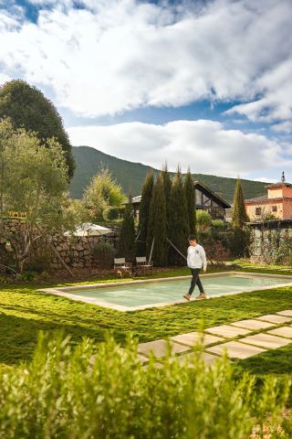 This French-style manor is actually hidden by Lugu Lake, a Yunnan homestay hotel