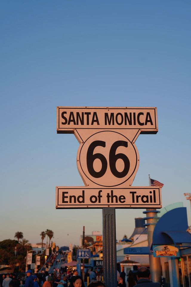 Santa Monica ๐๏ธ Who can resist a California sunset? ๐๏ธ