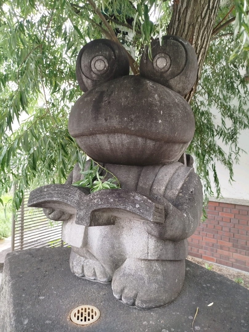 コモモ°・*:. カエルの石像^^ カエルの石像、食べ歩き、そして雨の風情：松本・縄手通りをぶらり散策
