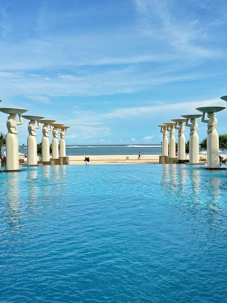 This Chinese New Year was absolutely amazing! 🏝️ I had an unforgettable Chinese New Year at Villa Mulia in Nusa Dua 🏮
🌟 Reasons to Stay:
· A huge resort shared by three luxury hotels
· Seven stunning swimming pools to choose from 🏊
· Private white sand beach + unbeatable ocean views
· Truly the perfect holiday without ever leaving the hotel
💫 Chinese New Year Exclusive Experience: The traditional lion dance performance in the lobby on New Year's Eve was absolutely breathtaking! 🦁 A giant red lion tumbled and leaped in the luxurious lobby
The entire hotel was filled with the festive spirit of the New Year 🧧 Apparently, this special performance is only held during the Chinese New Year!
🍴 Food Recommendations: The traditional Chinese restaurant serving New Year's Eve dinner on the first day of the Lunar New Year was a must! The signature Chinese dishes were so authentic! May the new year bring prosperity and good fortune!
This hotel is definitely the pinnacle of island vacations. I'm definitely planning to come back for a second stay next Chinese New Year!