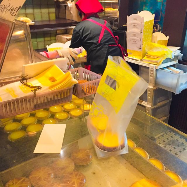 홍콩 침 차이 키 완탕면 & 타이청 베이커리 에그 타르트