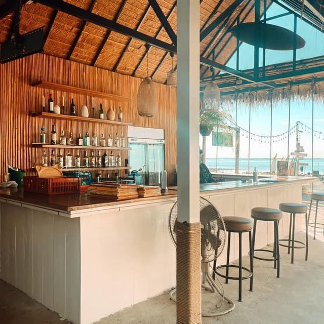 ร้าน Hideout Beach and Cafe