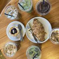คาเฟ่ริมทะเล ชมวิวเครื่องบินแลนด์ดิ้ง