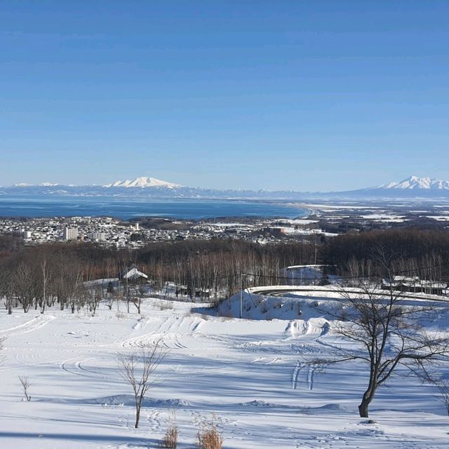 北海道的鄂霍次克流冰館，吃鹹味霜淇淋與美景眺望。