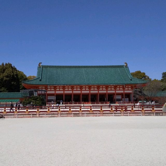 平安神宮、抜けるような青空に朱色の社が美しかった。