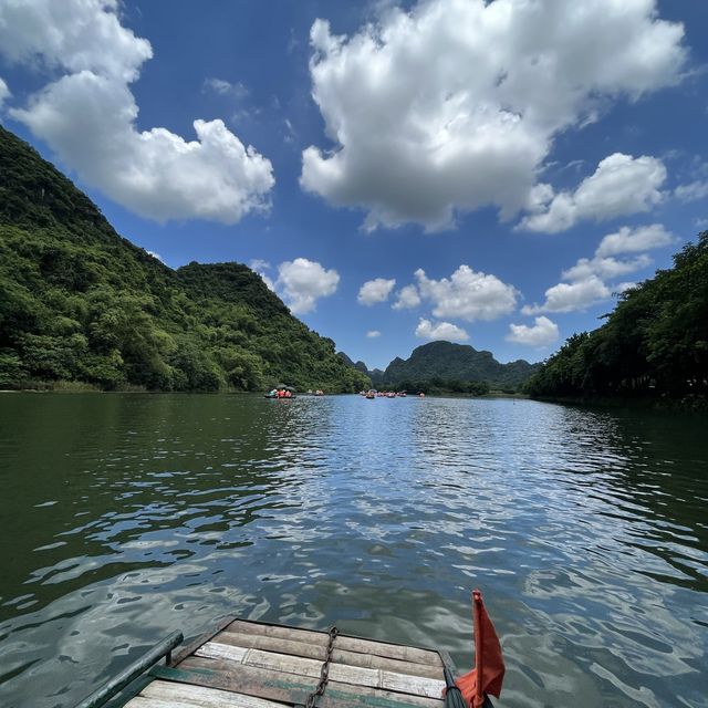 Ninh Binh, VN - Sunsets, Boats and Mountains