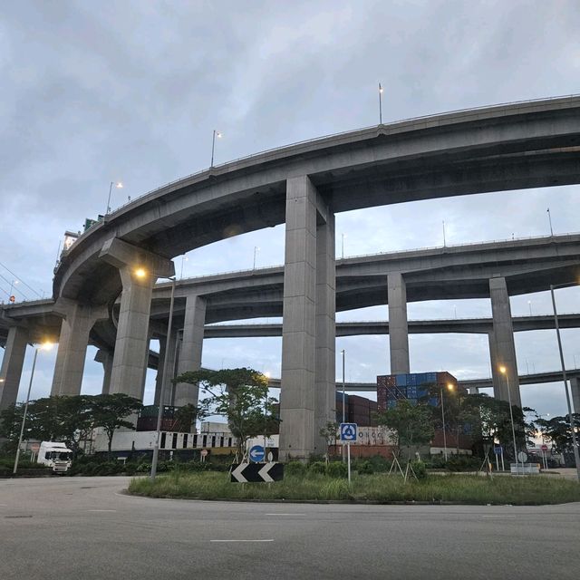 巨型橋底下看海景別具一番風味