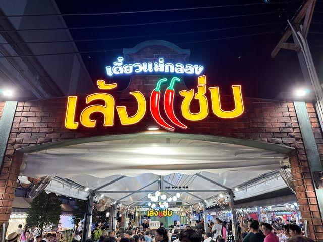 喬德夜市JODD FAIRS 曼谷逛夜市的好選擇｜喬德夜市巨無霸火山排骨