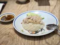 「曼谷紅大哥水門雞飯店，海南雞飯價格實惠」