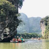 越南陸龍灣的長安風景區搭竹笩風景美