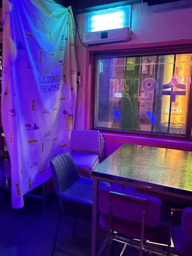 【韓国】ネオンがすごいポップな韓国居酒屋