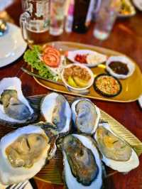 นั่งชิลฟังเสียงคลื่นที่ Hippies Bar & Restaurant