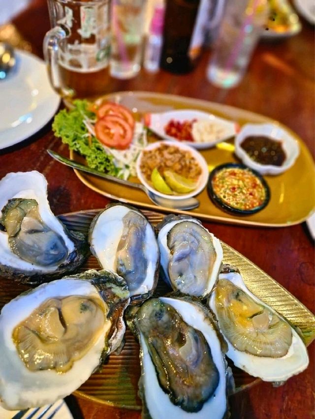 นั่งชิลฟังเสียงคลื่นที่ Hippies Bar & Restaurant