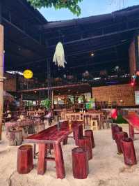 นั่งชิลฟังเสียงคลื่นที่ Hippies Bar & Restaurant