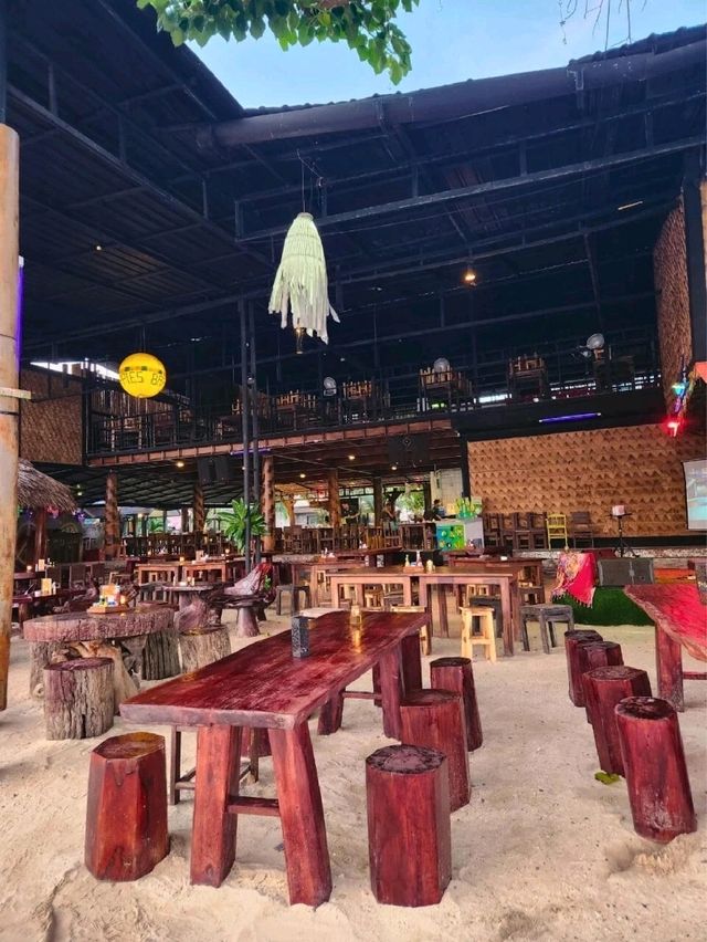 นั่งชิลฟังเสียงคลื่นที่ Hippies Bar & Restaurant